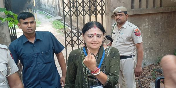 ভোট দিলেন অগ্নিমিত্রা, বিজেপির জয় নিয়ে আশাবাদী