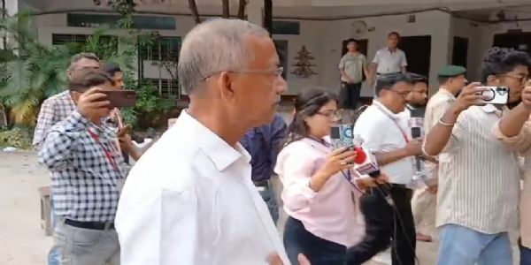 শিলিগুড়িতে ভোট দিলেন তৃণমূল প্রার্থী গৌতম দেব, শান্তিপূর্ণ ভোটের আশাবাদ