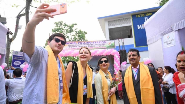 ভোট দেখতে দার্জিলিং-এ ভিন দেশের পর্যবেক্ষক, তুললেন সেলফি