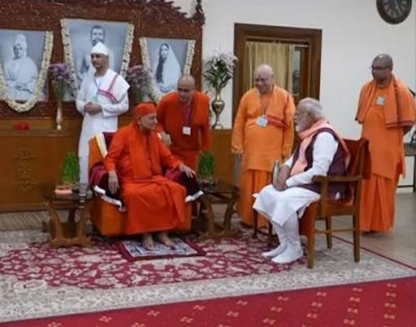 বেলুড় মঠে মোদী