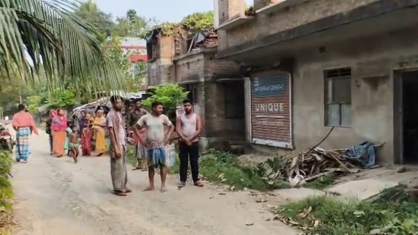 তাজা বোমা আই এস এফ কর্মীর বাড়ির সামনে