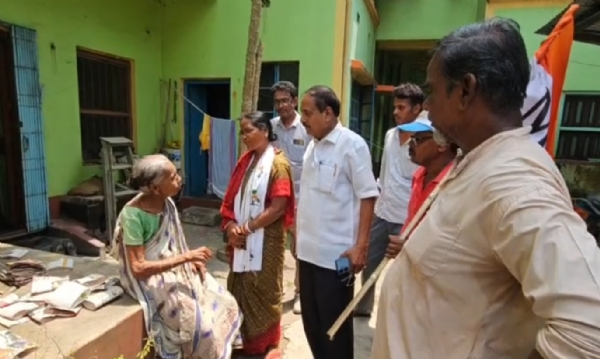 বাড়িতে বাড়িতে প্রচার আরামবাগের তৃণমূল প্রার্থী মিতা বাগের