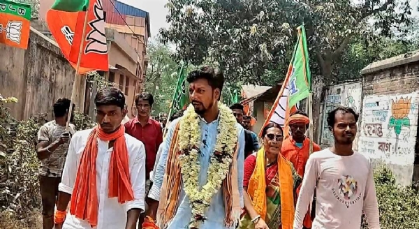 পায়ে হেঁটে ভোট প্রচার আরামবাগের বিজেপি প্রার্থী হেমন্ত বাগের