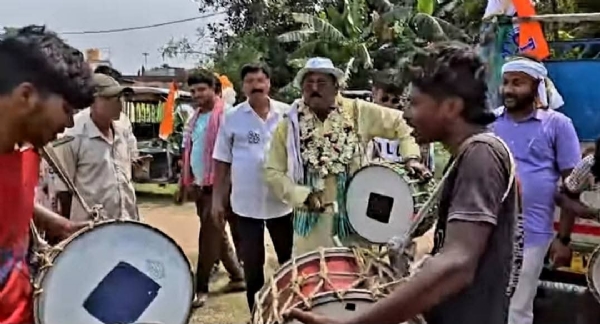 বাজনা বাজাচ্ছেন গোঘাটের তৃণমূল প্রার্থী নির্মল মাঝি