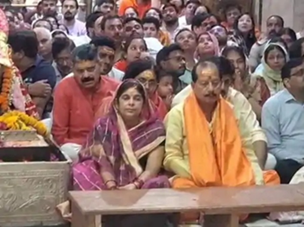 স্ত্রীসহ মহাকালেশ্বর মন্দিরে ভস্ম আরতিতে অংশ নিলেন বিহারের প্রাক্তন উপমুখ্যমন্ত্রী বিজয় কুমার সিনহা