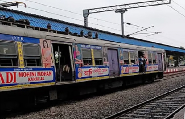 চুঁচুড়ায় লোকাল ট্রেনে বিভ্রাট, ভোগান্তিতে বর্ধমান মেন শাখার যাত্রীরা