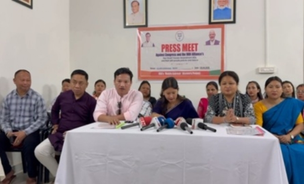 বিজেপি প্রার্থী রূপালি লাংথাসাকে পাশে বসিয়ে সাংবাদিক সন্মেলন সিইএম দেবোলাল গার্লোসার