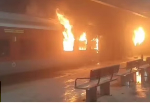 চারমিনার এক্সপ্রেসে আগুন, অল্পের জন্য রক্ষা পেলেন যাত্রীরা