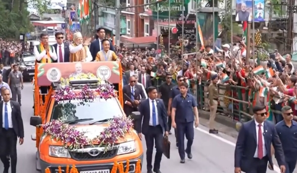 গ্যাংটকে রোড শো প্রধানমন্ত্রীর, রাস্তায় উৎসাহী জনতার ভিড়