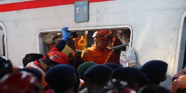 ইন্দোনেশিয়ার ট্রেন দুর্ঘটনায় নিহতের সংখ্যা বেড়ে দাঁড়াল ১৪