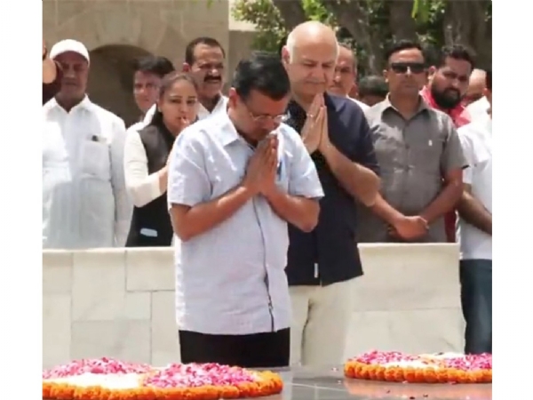 সত্যাগ্রহে অনড় কেজরিওয়াল ও সিসোদিয়া, রাজঘাটে বাপুকে শ্রদ্ধার্ঘ্য