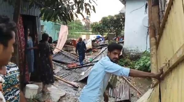 ঝড়ে তছনছ বাড়িঘর