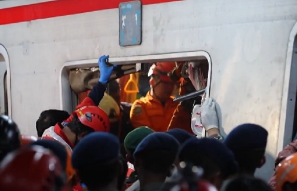 ইন্দোনেশিয়ার ট্রেন দুর্ঘটনায় নিহতের সংখ্যা বেড়ে দাঁড়াল ১৪