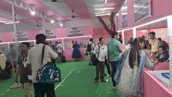 ভোট সামগ্রী বিতরণ