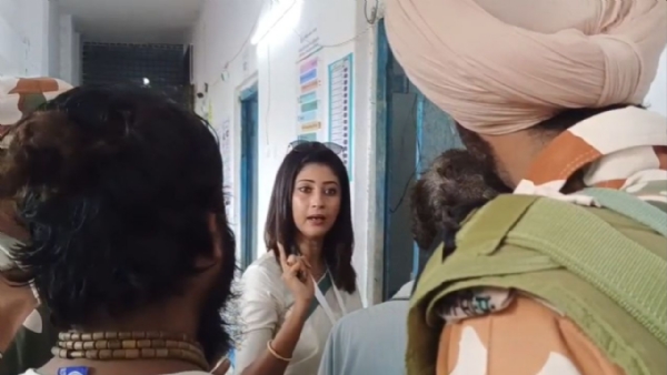 ভোট দিতে গিয়ে তর্কাতর্কিতে জড়ালেন লাভলি মৈত্র