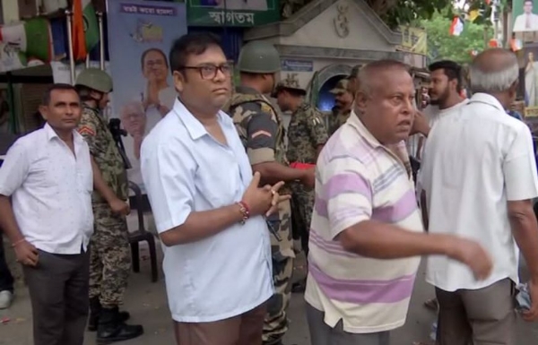 ইভিএম-বিভ্রাটে অশান্তি হাওড়ার বালিতে, কেন্দ্রীয় বাহিনীর লাঠিচার্জ!