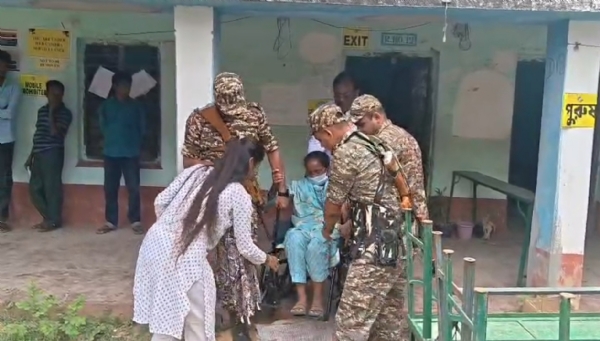 ভোট দিয়ে বেড়িয়ে আসছেন আরামবাগের সাংসদ