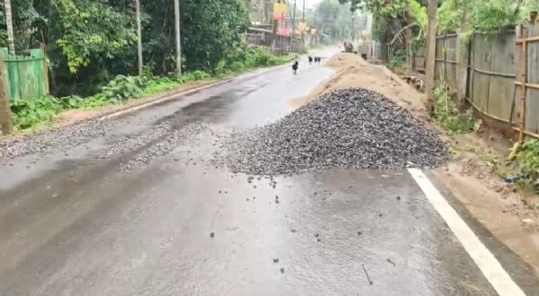 সড়কের উপর নির্মাণ সামগ্রী