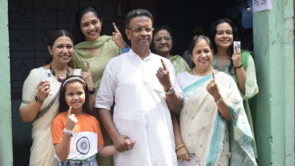 সপরিবারে ভোট দিলেন ফিরহাদ হাকিম