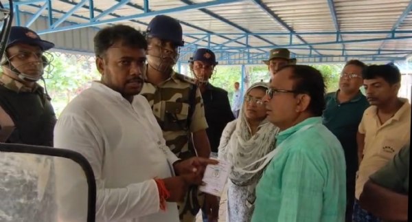 অন্য বিধানসভার পরিচয় পত্র নিয়ে খানাকুলের ভোট কেন্দ্রে তৃণমূল কর্মী