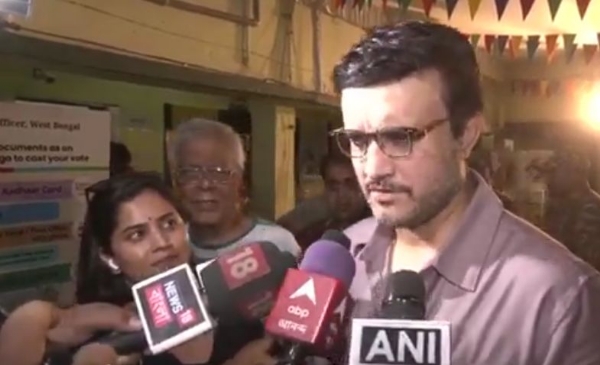 সস্ত্রীক ভোট দিলেন সৌরভ গঙ্গোপাধ্যায়