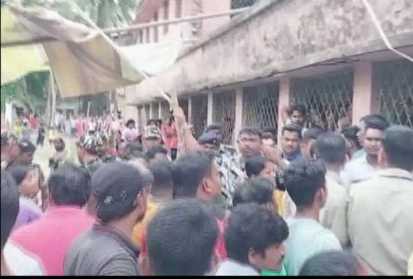 ক্যানিংয়ে অশান্তি, তৃণমূলের বুথ এজেন্টকে বের করে দিল কেন্দ্রীয় বাহিনী