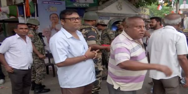 ইভিএম-বিভ্রাটে অশান্তি হাওড়ার বালিতে, কেন্দ্রীয় বাহিনীর লাঠিচার্জ!