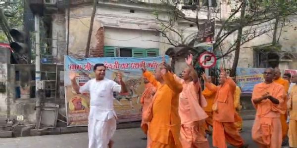 নামসংকীর্তন করে ভোটে অংশগ্রহণ ইসকনের সন্ন্যাসীদের