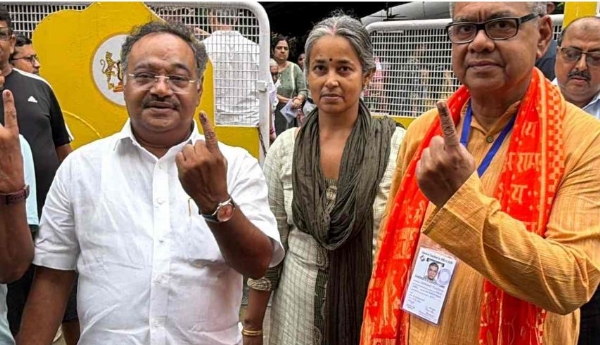 বোনকে নিয়ে ভোট দিলেন শমীক ভট্টাচার্য, জয় নিয়ে অত্যন্ত আশাবাদী তিনি