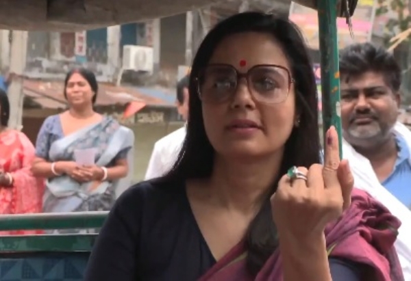 ভোট দিলেন মহুয়া মৈত্র, বললেন এবার গণতন্ত্র বাঁচানোর লড়াই