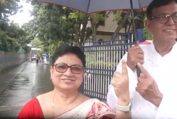 মাথায় ছাতা নিয়ে ভোট দিলেন মহম্মদ সেলিম