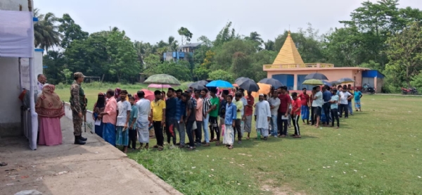 তীব্র গরমেও দক্ষিণ উলুবেড়িয়ায় ভোটারদের দীর্ঘ লাইন