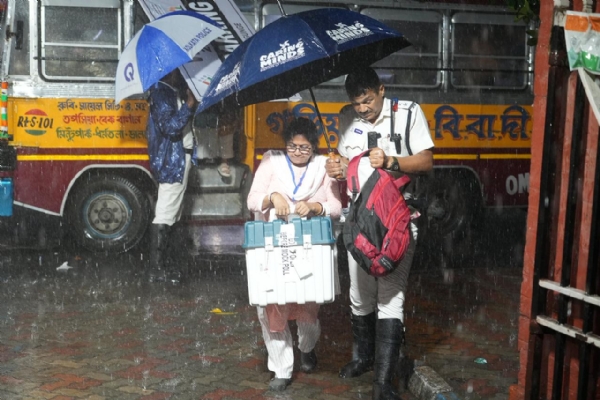 নিরাপদেই ইভিএম  পর্যন্ত ফিরল