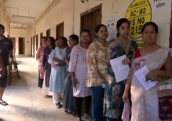 আঁটোসাঁটো নিরাপত্তায় পশ্চিমবঙ্গের ১৪২টি আসনে ভোট শুরু, বিশেষ নজরে ভবানীপুর