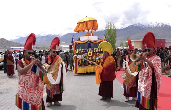 বিশেষ বিমানে লেহ-তে আনা হলো ভগবান বুদ্ধের পবিত্র দেহাবশেষ