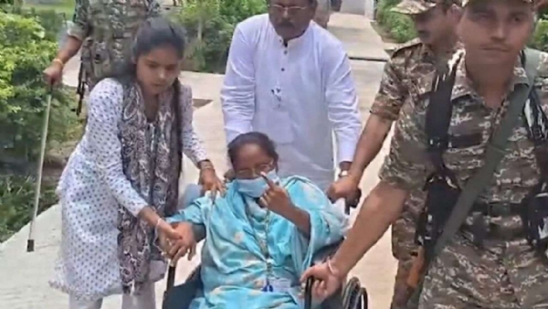 অ্যাম্বুল্যান্স করে ভোট দিয়ে গেলেন সাংসদ মিতালি