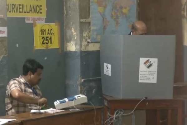 ভোট দিলেন দীনেশ ত্রিবেদী, বললেন ভোট গণতন্ত্রের উৎসব