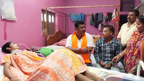 তৃণমূল সদস্যের বাড়িতে বিজেপি প্রার্থী