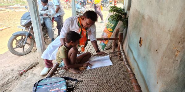 প্রচারে নেমে ‘শিক্ষক’ প্রণত টুডু, প্রতিশ্রুতির লড়াইয়ে জমে উঠছে ঝাড়গ্রামের ভোটমাঠ