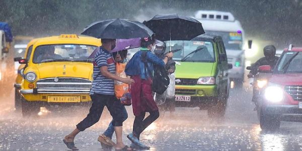পারদ-পতন কলকাতায়, বৃষ্টিতে স্বস্তি ফিরল দক্ষিণবঙ্গে