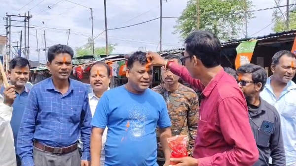 আবির খেলায় মাতলেন