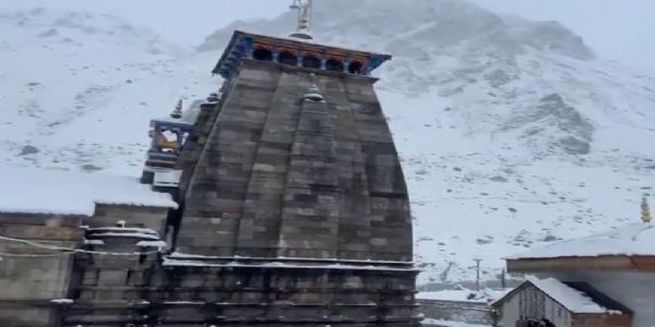 কেদারনাথে ভারী তুষারপাত, মন্দির চত্বরের চারিদিকে শুধুই বরফ