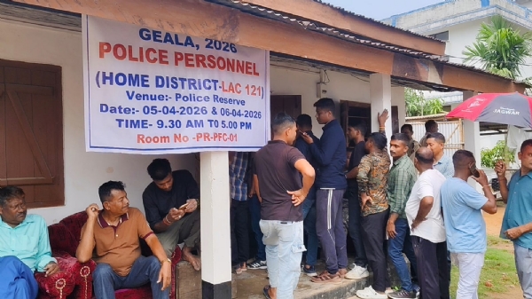 ভোট দান করছেন নির্বাচনের দায়িত্বপ্ৰাপ্ত সরকারি কর্মীরা