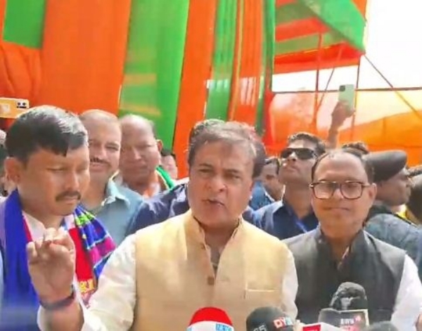 সাংবাদিকদের সঙ্গে কথা বলছেন মুখ্যমন্ত্রী হিমন্তবিশ্ব   শর্মা