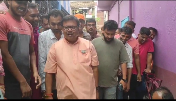 মাছের বাজারে চুঁচুড়ার বিজেপি প্রার্থী সুবীর নাগ