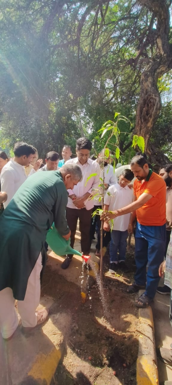 ‘এক পেড় মাঁ কে নাম’ অভিযানে লক্ষ্মীবাই নগরে বৃক্ষরোপণ, পরিবেশ রক্ষায় জোর এনডিএমসি-র ‘এক পেড় মাঁ কে নাম’ অভিযানে লক্ষ্মীবাই নগরে বৃক্ষরোপণ, পরিবেশ রক্ষায় জোর এনডিএমসি-র
