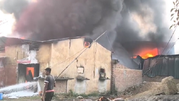 গুয়াহাটির এক রবারের গুদামে আগুন গুয়াহাটির এক রবারের গুদামে আগুন