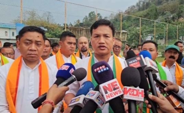 সাংবাদিকদের সঙ্গে কথা বলছেন দেবোলাল গার্লোসা