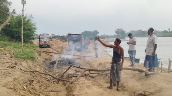 বিক্ষুব্ধ গ্রামবাসীদের পথ অবরোধ বিক্ষুব্ধ গ্রামবাসীদের পথ অবরোধ