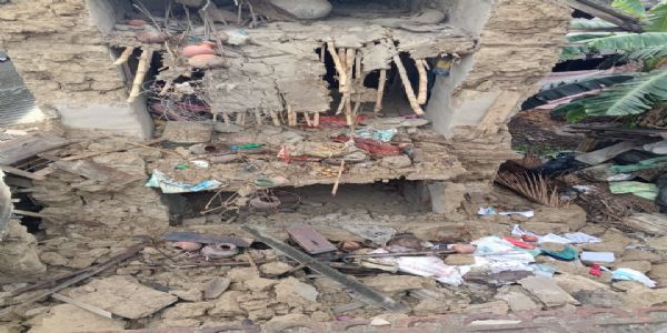 ঝড়ে ভেঙে পড়ল মাটির বাড়ি, অল্পের জন্য বেঁচে গেলেন ১৬ জন